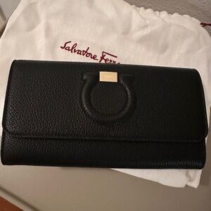 BRAND NEW Authentic Salvatore Ferragamo Gancini City Leather Chain Wallet